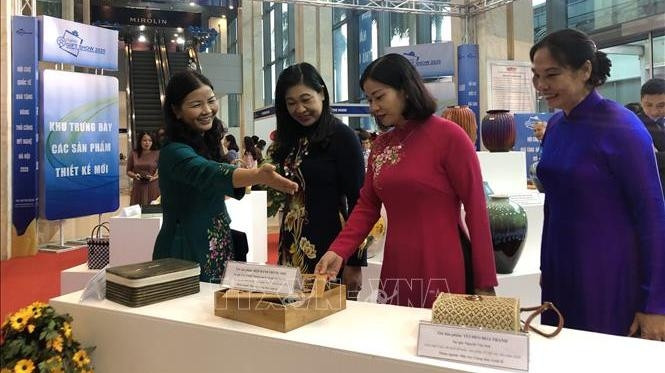 Visitors at the Hanoi Gift Show 2020 (Photo: VNA)