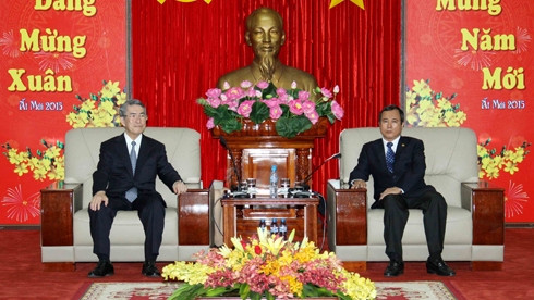 Chairman of the Binh Duong provincial People’s Committee Tran Van Nam (right) receives Tokyu President Koshimura Toshiaki. (Credit: baobinhduong.vn)