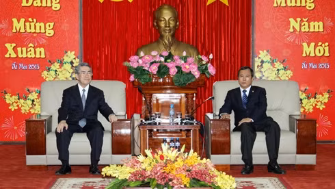Chairman of the Binh Duong provincial People’s Committee Tran Van Nam (right) receives Tokyu President Koshimura Toshiaki. (Credit: baobinhduong.vn)