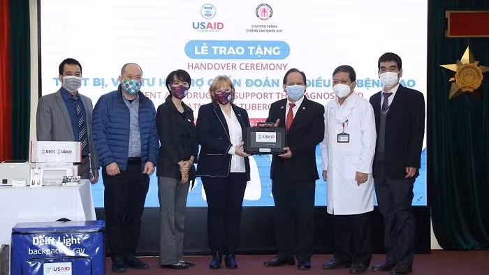 Delegates at the hand-over ceremony (Photo: suckhoedoisong.vn)