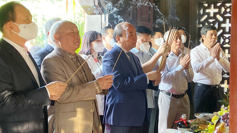 President Nguyen Xuan Phuc offers incense to Hoang Dieu. (Photo: Ha Noi Moi)