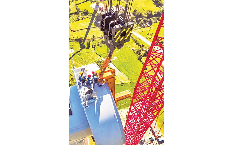 The installation of a wind power pole at Trung Nam wind power plant in Ninh Thuan province. 