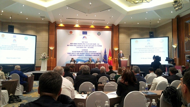 EU Commissioner for Agriculture and Rural Development Phil Hogan addresses the opening of the seminar in Hanoi on November 3. (Credit: Nghiem Trung/NDO)