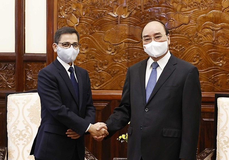 President Nguyen Xuan Phuc (R) and Indian Ambassador to Vietnam Pranay Verma at their meeting. (Photo: VNA)