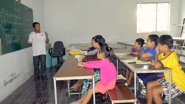 Ethnic minority children join Khmer language class at new Tra Tim Pagoda, Dai Tan commune, My Xuyen district, Soc Trang province. (Credit: NDO)