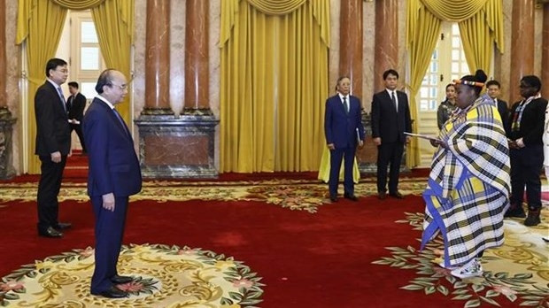 President Nguyen Xuan Phuc (left) and Ambassador of South Africa Vuyiswa Tulelo (Photo: VNA)