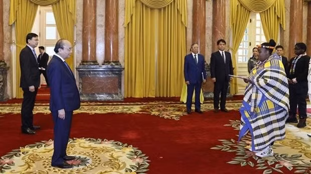 President Nguyen Xuan Phuc (left) and Ambassador of South Africa Vuyiswa Tulelo (Photo: VNA)