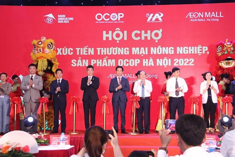Delegates cut the ribbon opening the fair