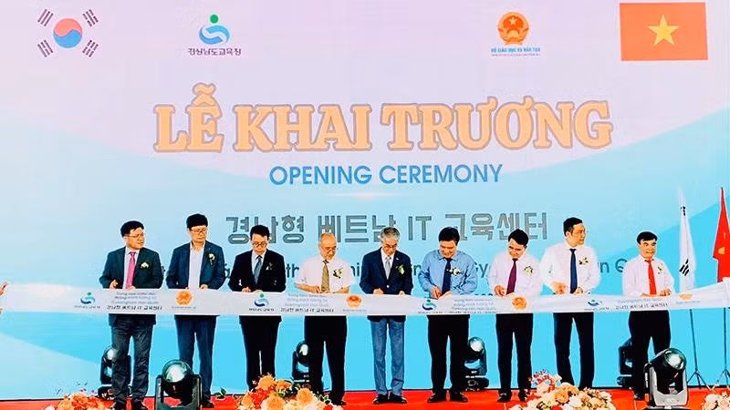Delegates cut the ribbon to open the GyeongsangnamSmart Education Centre in Hai Phong.