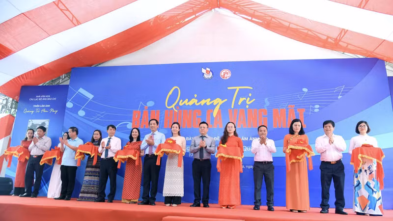 The exhibition officially opened in Dong Ha City, Quang Tri Province, in the presence of member of Party Central Committee (PCC) and Editor-in-chief of Nhan Dan Newspaper Le Quoc Minh, who is also Deputy Head of the PCC’s Commission for Communication and Education and Chairman of Vietnam Journalists’ Association.
