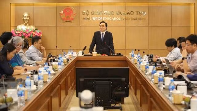 Minister of Education and Training Phung Xuan Nha briefs the guests on the National Education Development Strategic Plan 2011-2030 