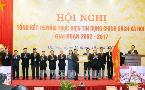 PM Nguyen Xuan Phuc presents the VBSP with the Labour Medal, first class, in recognition of its outstanding performance. (Photo: VNA) 