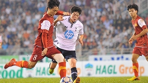 U-19 Vietnam (in red) gained valuable experience from the tournament, which featured the participation of strong rivals from developed football giants.