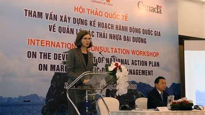 Canadian Ambassador to Vietnam Deborah Paul speaks at the workshop. (Photo: baotainguyenmoitruong.vn)