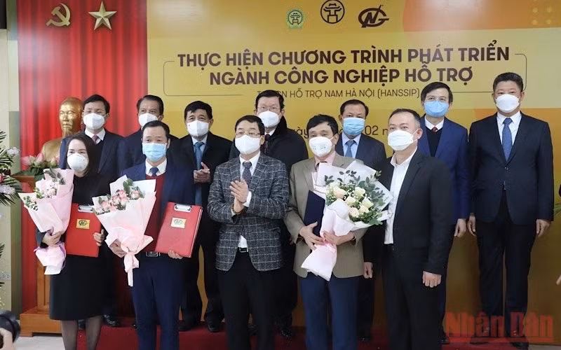 Enterprises are granted with land lease contracts at HANSSIP. (Photo: NDO) 