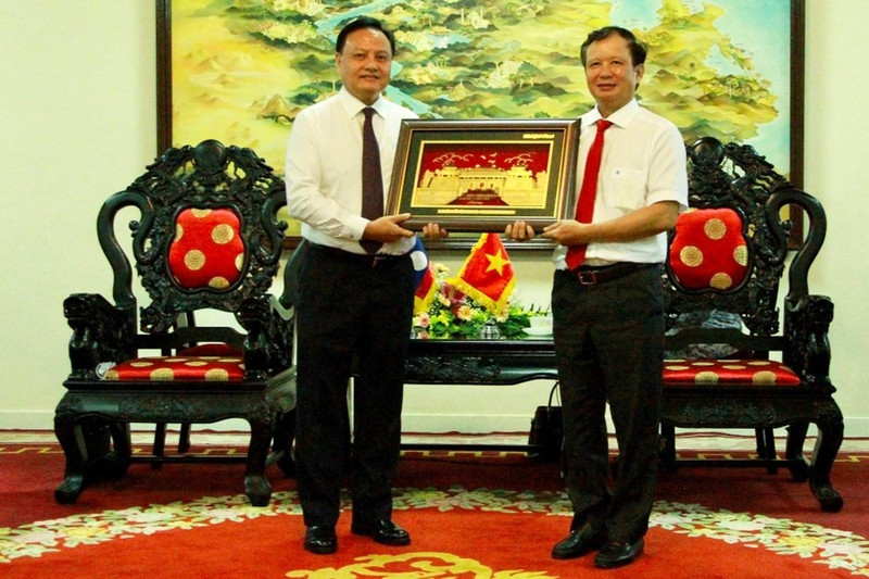Leaders of the two provinces exchange gifts.