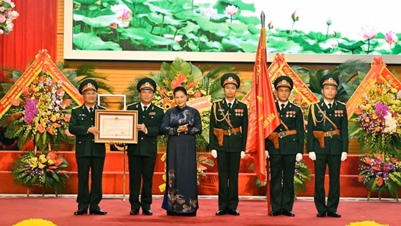 National Assembly Chairwoman Nguyen Thi Kim Ngan presents the Independence Order to the People's Army Newspaper.