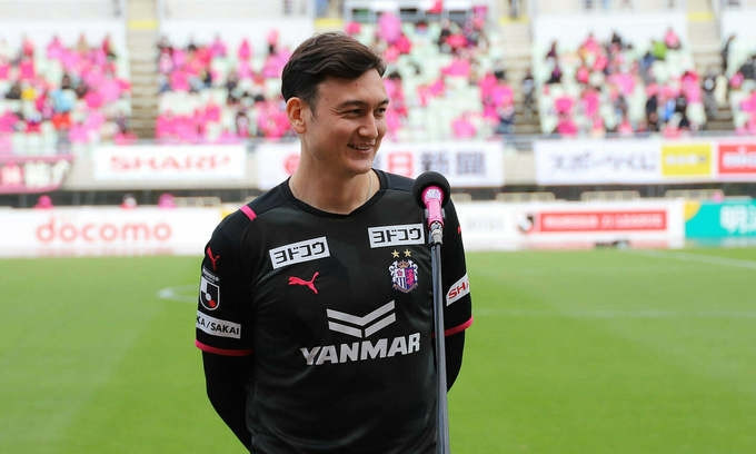 Vietnamese goalkeeper Dang Van Lam is unveiled for J1 League club Cerezo Osaka on April 18. (Photo: Cerezo Osaka FC)