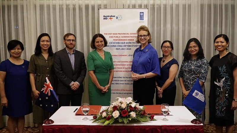 Australian Ambassador to Vietnam Robyn Mudie and UNDP Resident Representative in Vietnam Caitlin Wiesen attend the signing ceremony. (Photo: UNDP)