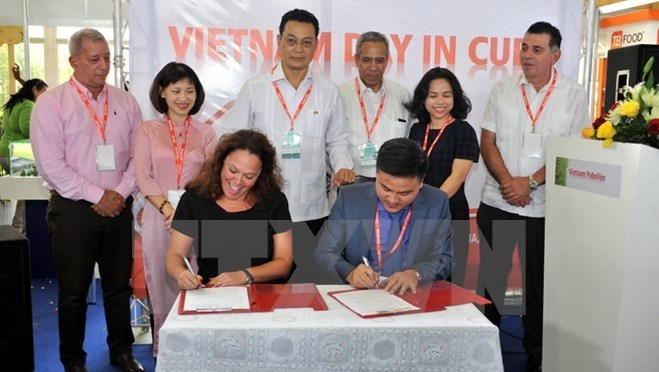 At the signing ceremony of the memorandum of understanding between Vietnam’s Thai Binh Investment Trading Corporation and Cuba’s TRD Group.