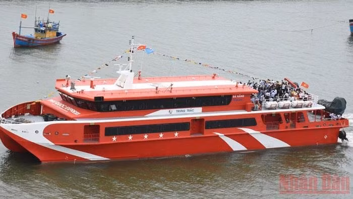 The Da Nang - Ly Son ferry service was officially launched. (Photo: NDO)