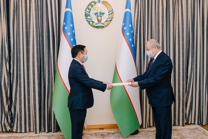 Vietnamese Ambassador to Russia and Uzbekistan Ngo Duc Manh presents his credentials to Uzbek Foreign Minister Abdulaziz Kamilov. (Photo: NDO)