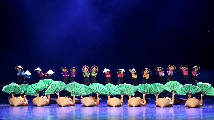 A performance by Vietnamese artists at the event. (Credit: VGP)