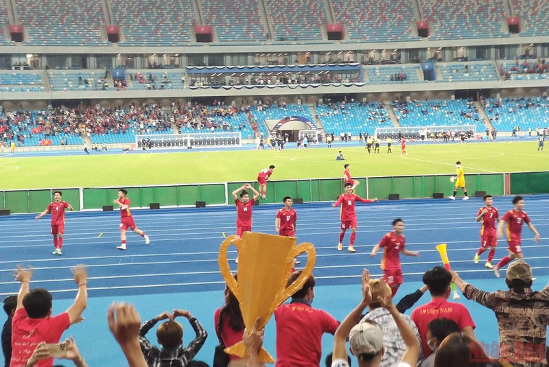 Vietnamese U23 players greet the audience after the match.