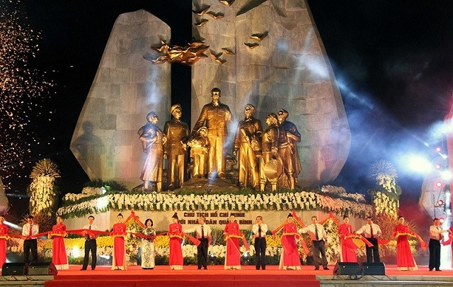 Delegates cut the ribbon to inaugurate the President Ho Chi Minh Monument in Quang Binh. (Photo: NDO/Huong Giang)