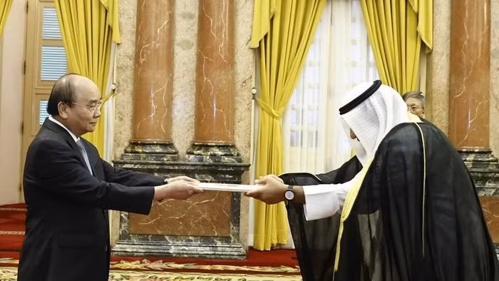 President Nguyen Xuan Phuc receives Ambassador of Kuwait Yousef Ashour Al-sabbagh. (Photo: VNA)