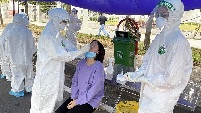 Hai Duong Medical Technical University students are the core force in taking samples for COVID-19 testing at the epicentre in Hai Duong. (Photo: NDO/Quoc Vinh)