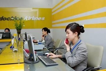 Indochina Airlines loses its flight licence.