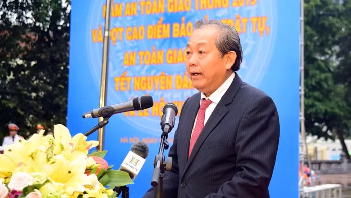 Deputy PM Truong Hoa Binh speaking at the ceremony to launch the traffic safety campaign. (Photo: Ha Noi Moi)