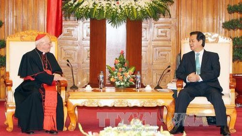 Prime Minister Nguyen Tan Dung (right) receives Vatican Cardinal Fernando Filoni (Source: VNA)