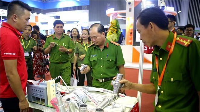 Visitors to the exhibition (Photo: VNA)