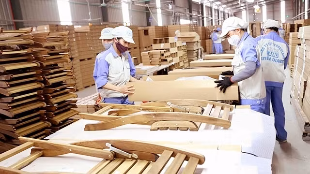The production of wooden furniture for export at Woodsland Tuyen Quang JSC. (Photo: VAN SINH)