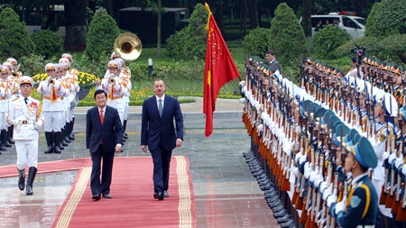 President Truong Tan Sang and visiting President of Azerbaijan Ilham Aliyev inspect the honour guard. (Credit: VGP)