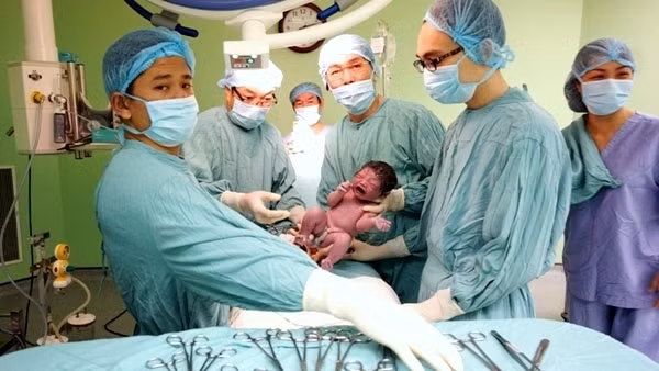 The first child born through surrogacy at the Hue-based Central Hospital was born at 8:10 am on July 28. (Photo provided by Prof. Bui Duc Phu).
