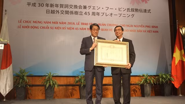 Vietnam’s former ambassador Nguyen Phu Binh (R) honoured with Japanese order