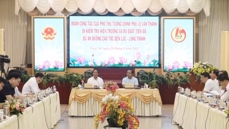 The working session between Deputy PM Le Van Thanh and the parties concerned in the construction of the Ben Luc-Long Thanh Expressway.