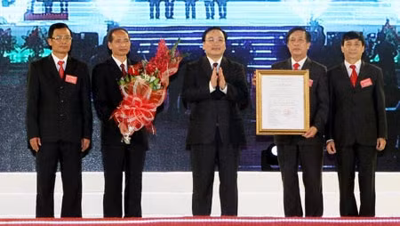 Deputy PM Hai delivers the Prime Minister's decision on the recognition of Bac Ninh as a second-class city to the city leaders (photo: VNA)