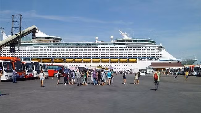 The cruise ship Voyager of the Seas docks at the Chan May port 