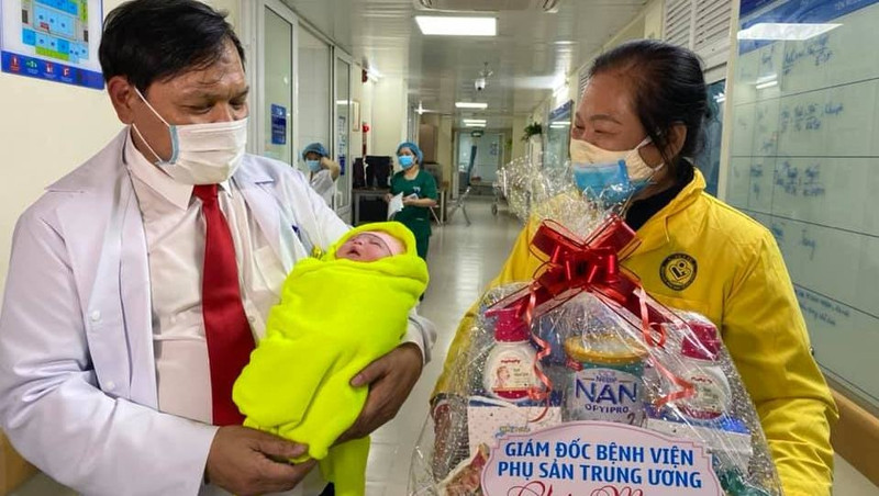 Associate Professor Tran Danh Cuong welcomes the first baby of the buffalo year born at National Hospital of Obstetrics and Gynaecology.