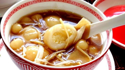 Traditional Vietnamese rice balls sweet soup 