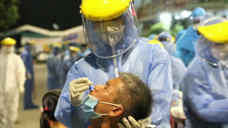 Collecting samples for COVID-19 testing at Hoa Loi social housing area, Hoa Phu ward, Thu Dau Mot city, Binh Duong province. (Photo: NDO/Trinh Binh)
