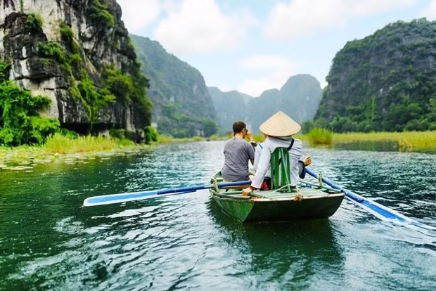 Tourists visit Tam Coc - Bich Dong in Ninh Binh (Photo: VNA)