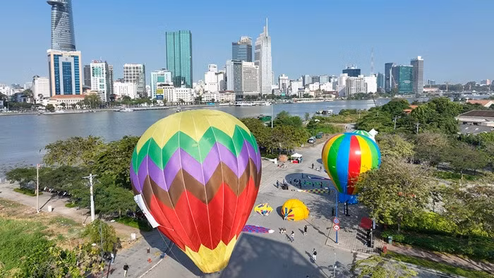 The hot air balloon festival takes place along the banks of the Saigon River. (Photo: NDO)