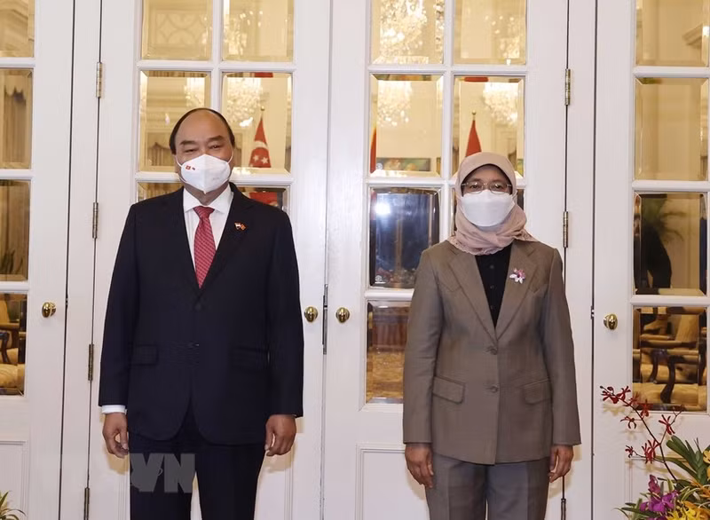 President Nguyen Xuan Phuc (L) and his Singaporean counterpart Halimah Yacob (Photo: VNA)