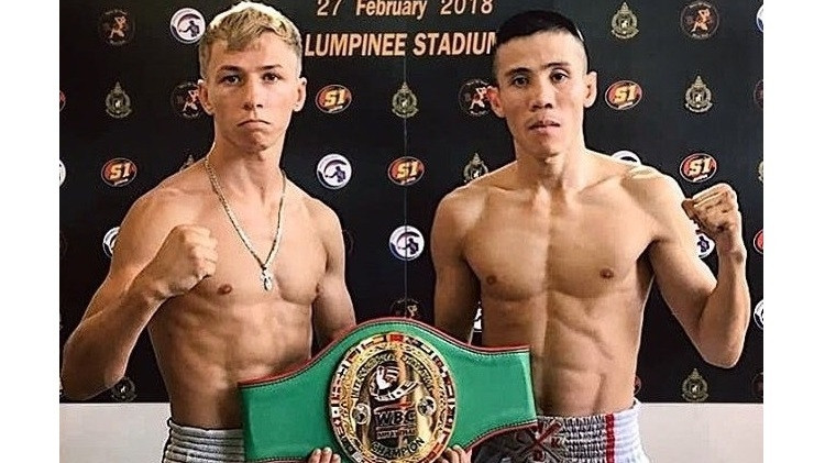 Nguyen Ke Nhon (right) wins Vietnam’s first World Boxing Council title on February 27. (Photo: baomoi.com)