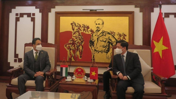 Minister of Transport Nguyen Van The (right) and Ambassador of the UAE Obaid Saeed Obaid Bintaresh Al Dhaheri (Photo: baogiaothong.vn)